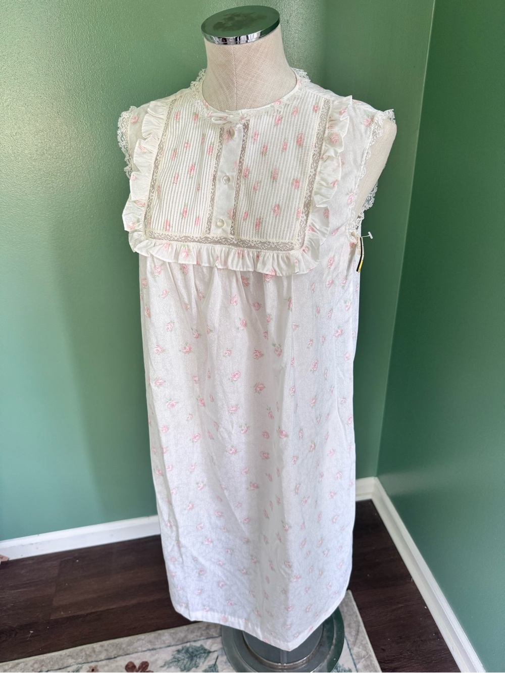 NWT Vintage Women’s Rose Print Nightgown